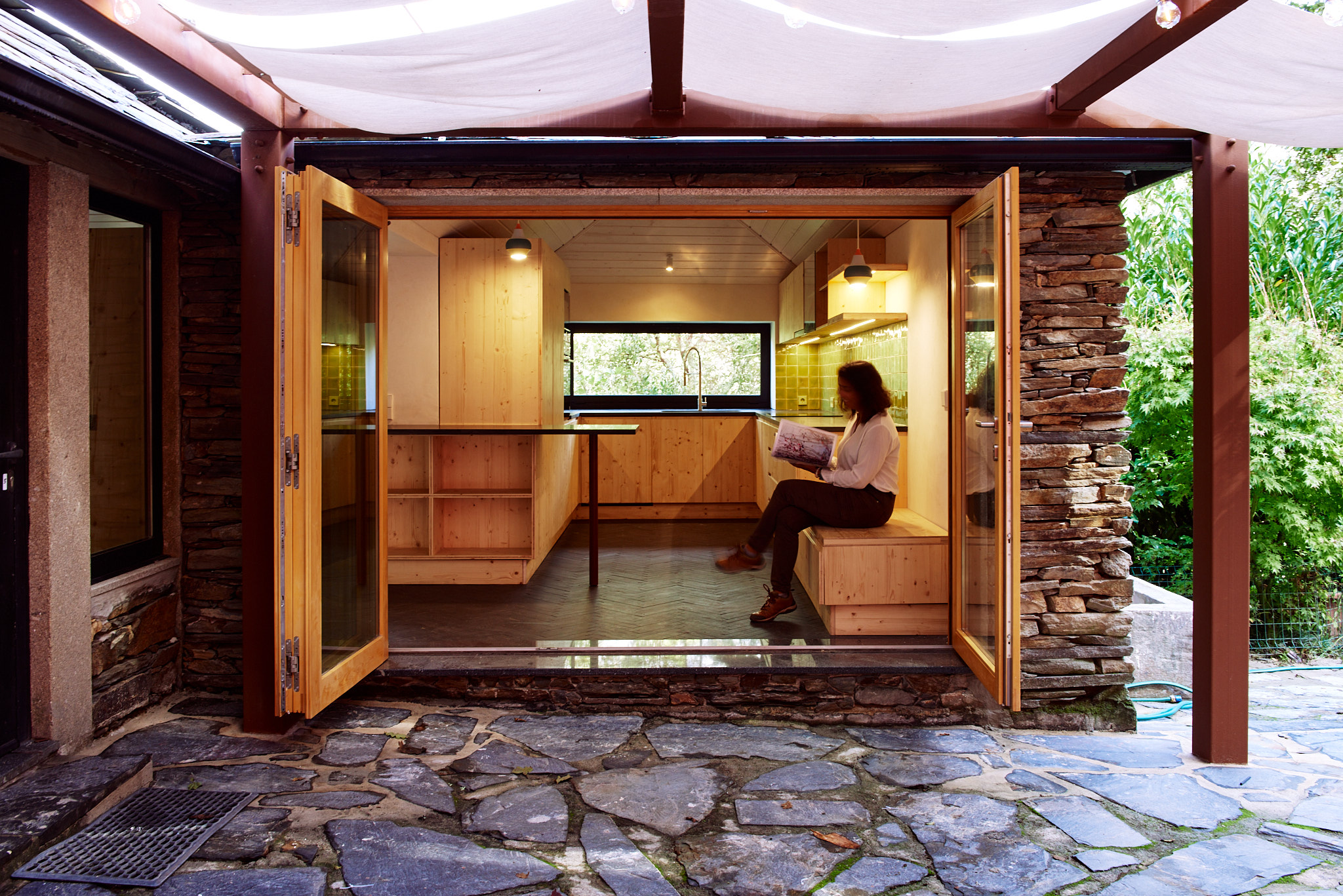 Self-Sufficient Living, Arouca