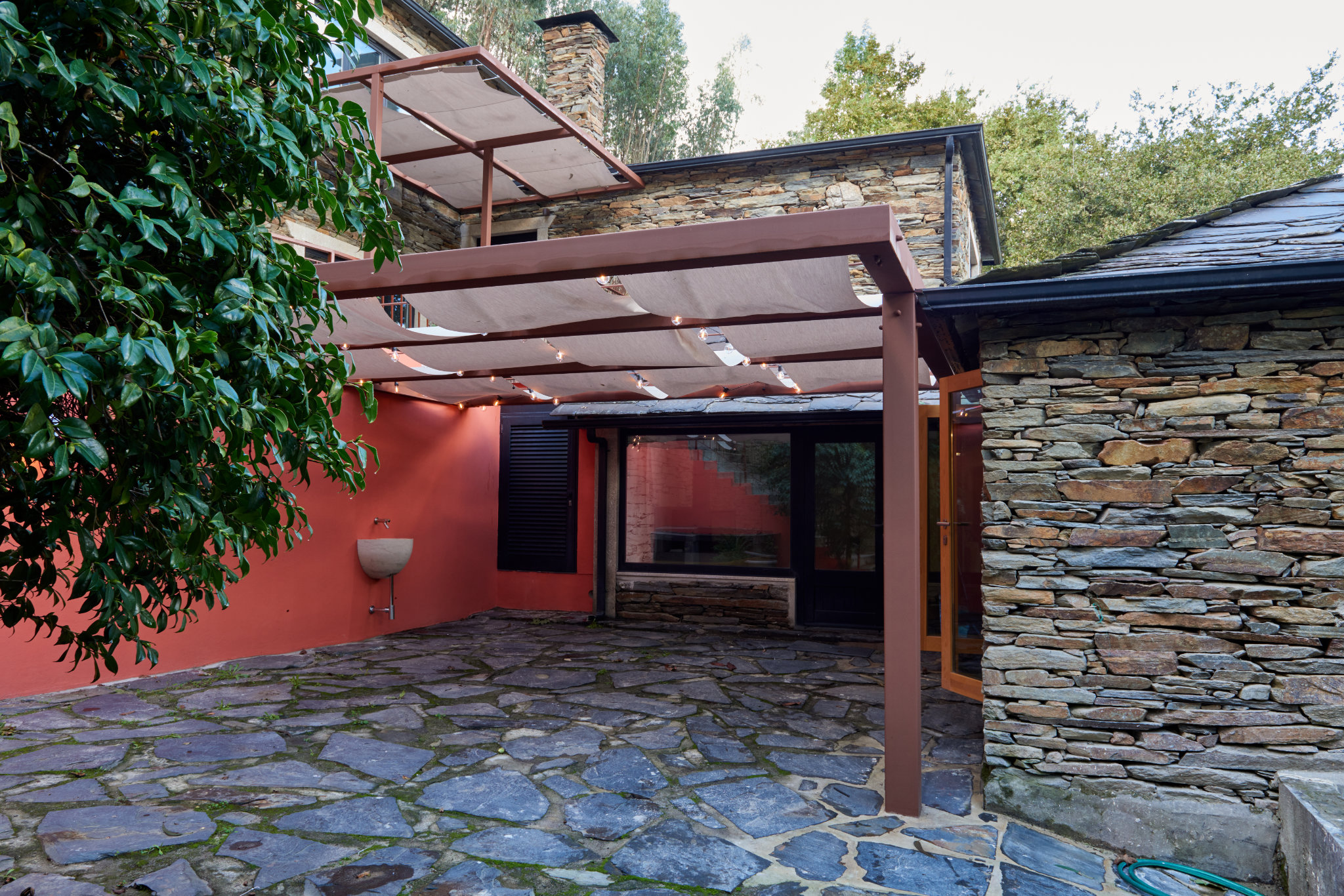 Self-Sufficient Living, Arouca